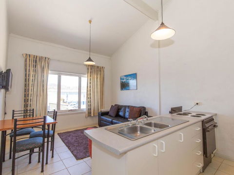 Razorback 12 1 Gippsland Street - Hotel VIC 1