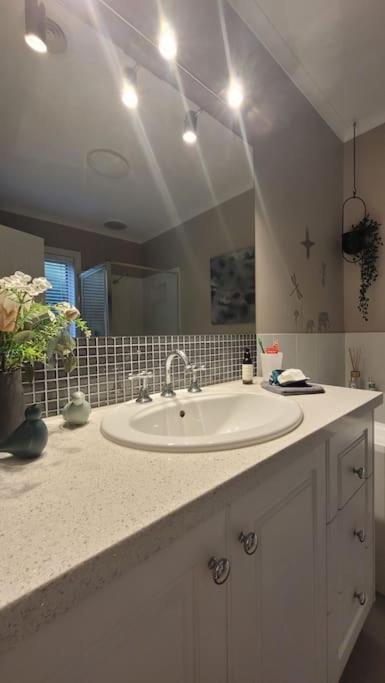 Quiet Family Retreat Getaway - Wildlife Park, Sovereign Hill, Kryall Castle And City At Your Door - Modern House, 8 Guests, 4 Bedrooms, 5 Beds - Hotel VIC 2