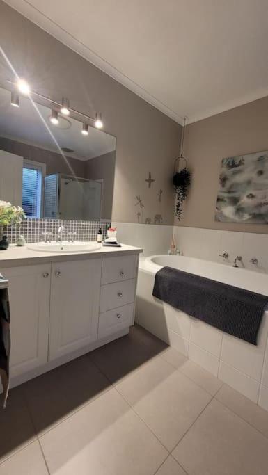 Quiet Family Retreat Getaway - Wildlife Park, Sovereign Hill, Kryall Castle And City At Your Door - Modern House, 8 Guests, 4 Bedrooms, 5 Beds - Hotel VIC 3
