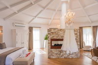 Book Mudgeeraba Accommodation Vacations Hotel VIC Hotel VIC
