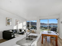 BAY VUE - top floor apartment amazing views