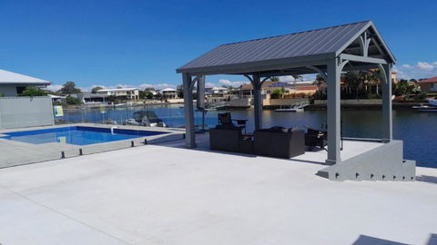 Relax Poolside By The Canal - Hotel VIC 1