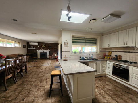 Relax, Refresh, Rejuvenate In Luxury And Convenience - Hotel VIC 1