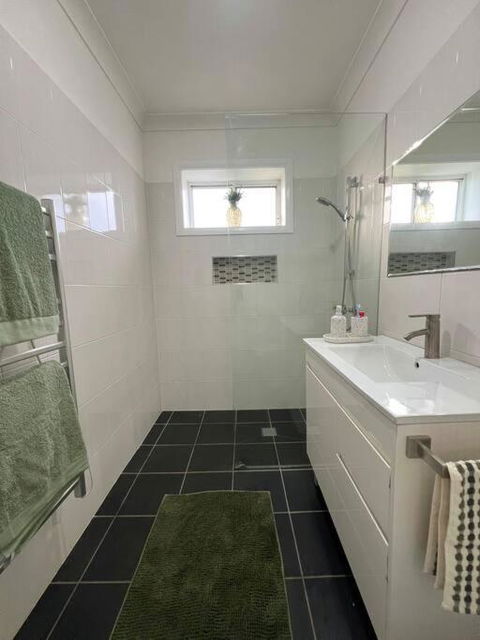 Renovated 3 Bedroom House - Hotel VIC 2