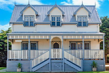Sails - Elegant, Spacious Beach Villa with Hotel VIC