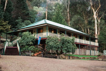 Rustic Refuge Guesthouse with Hotel VIC