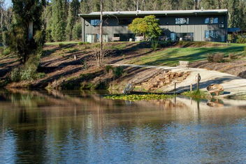 Saladin Lodge with Hotel VIC