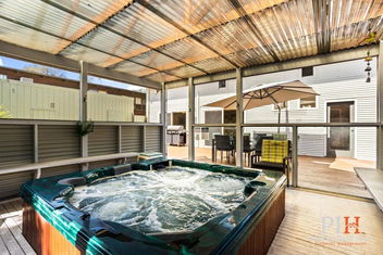 Sandy Bay Getaway W Spa 4 Bdr with Hotel VIC