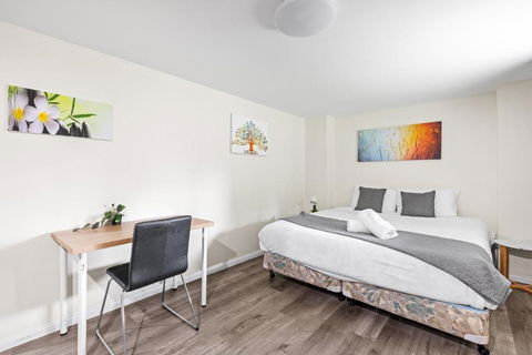 Spacious King Studio Room - Nearby Station & Shops - Located At Carramar - Hotel VIC 3