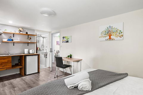 Spacious King Studio Room - Nearby Station & Shops - Located At Carramar - Hotel VIC 1