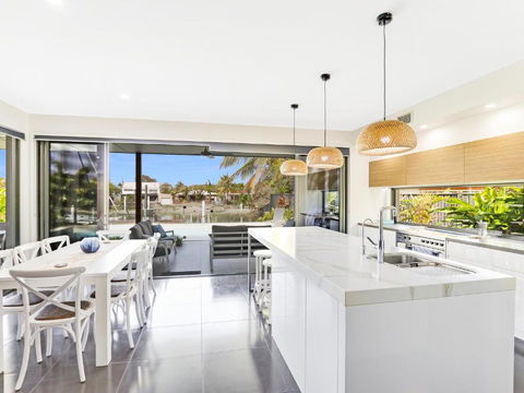 WATERFRONT HOME BORDERING MOOLOOLABA - Hotel VIC 2