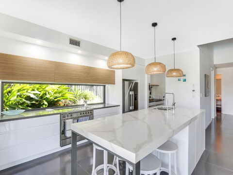 WATERFRONT HOME BORDERING MOOLOOLABA - Hotel VIC 3