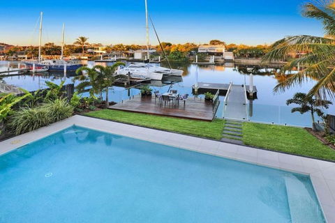 WATERFRONT HOME BORDERING MOOLOOLABA - Hotel VIC 1