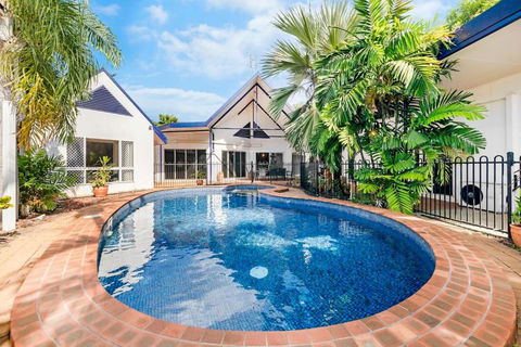 An Absolute Poolside Break By Casuarina Beach - Hotel VIC 0