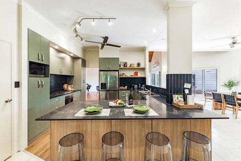 An Absolute Poolside Break By Casuarina Beach - Hotel VIC 3