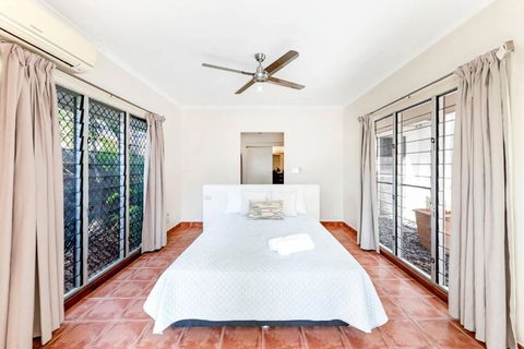 An Absolute Poolside Break By Casuarina Beach - Hotel VIC 4